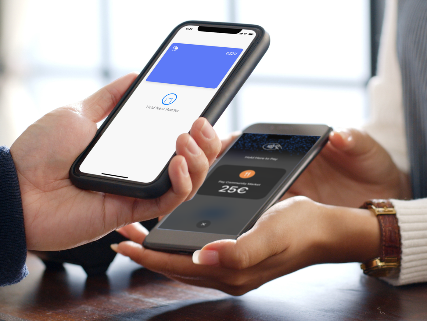 Asiakas maksaa puhelimen Tap to Pay ominaisuudella myyjän Mobiilikassa puhelimeen