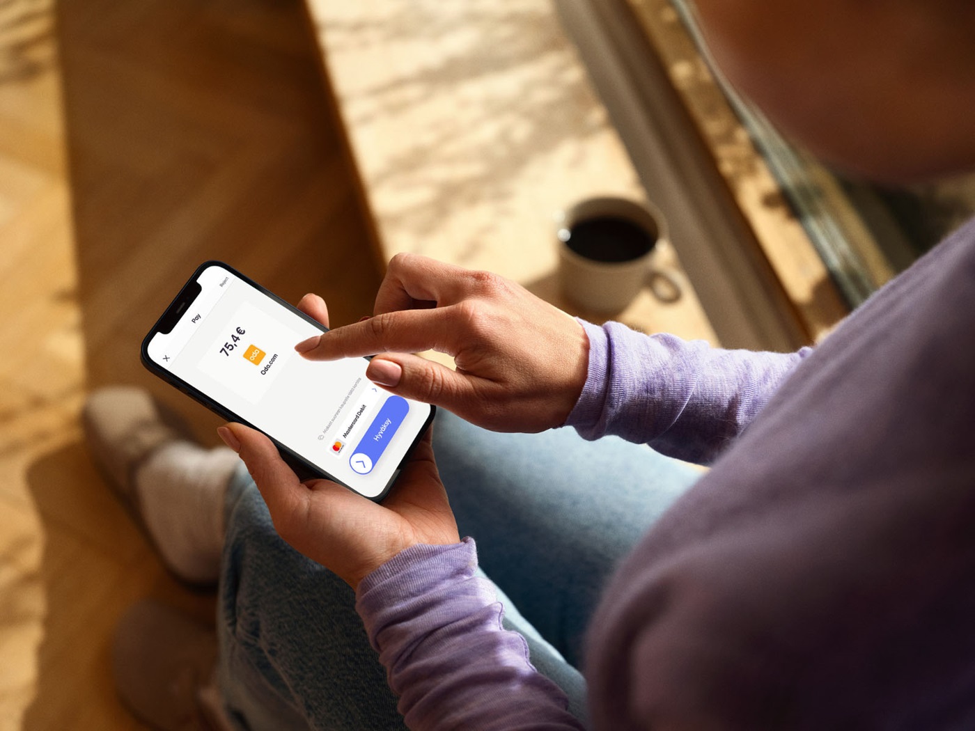 Nainen maksamassa ruokaostoksia MobilePaylla Odan sovelluksessa