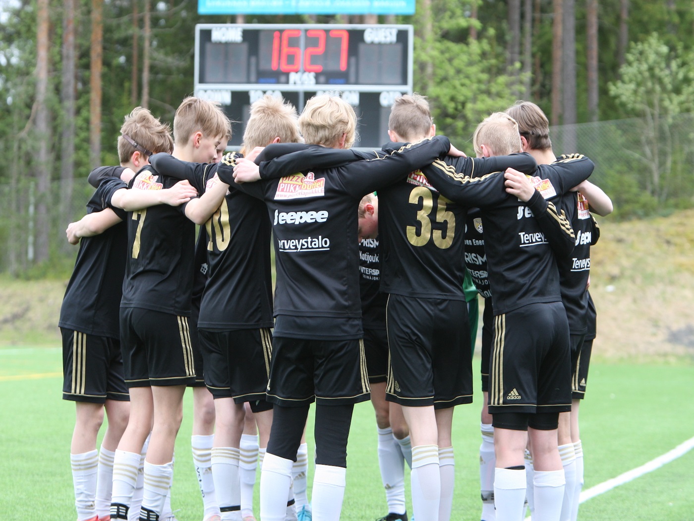 Pojat pelaamassa jalkapalloa