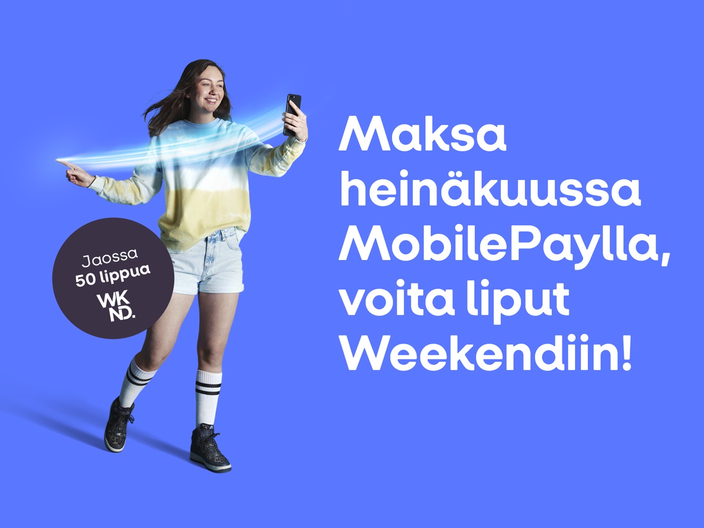 Nainen swaippaamassa maksu MobilePay sovelluksella - teksti maksa heinäkuussa MobilePaylla, voita liput Weekendiin