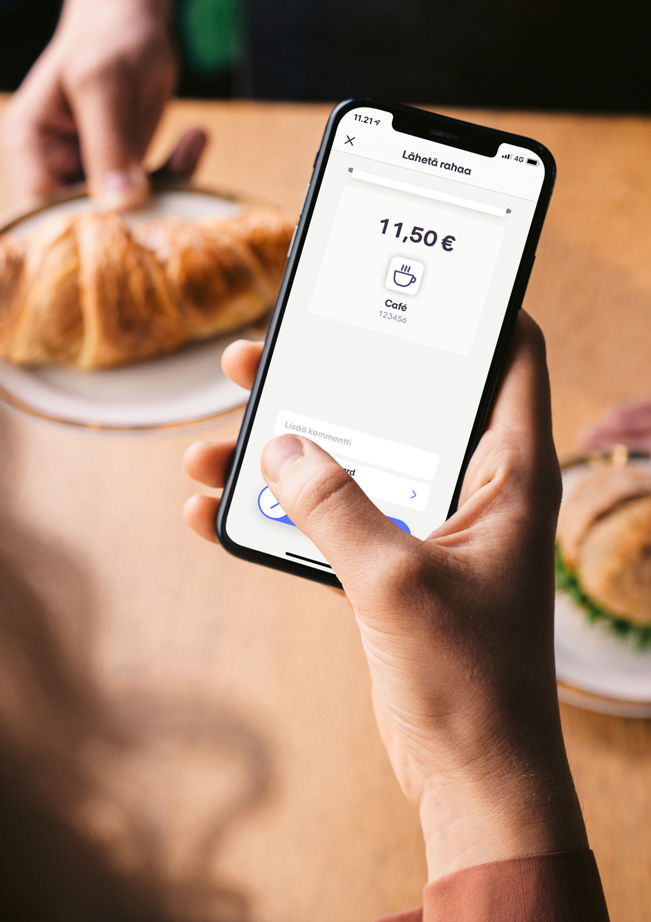 Henkilö maksamassa kahvilassa MobilePaylla.
