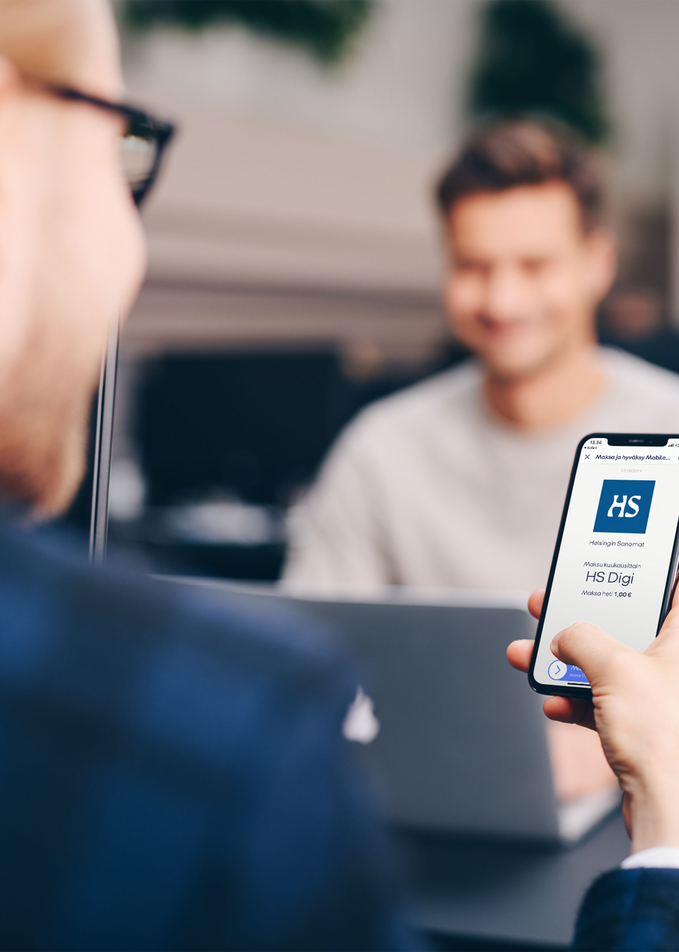 Mies MobilePay auki maksamassa Subscriptions maksua