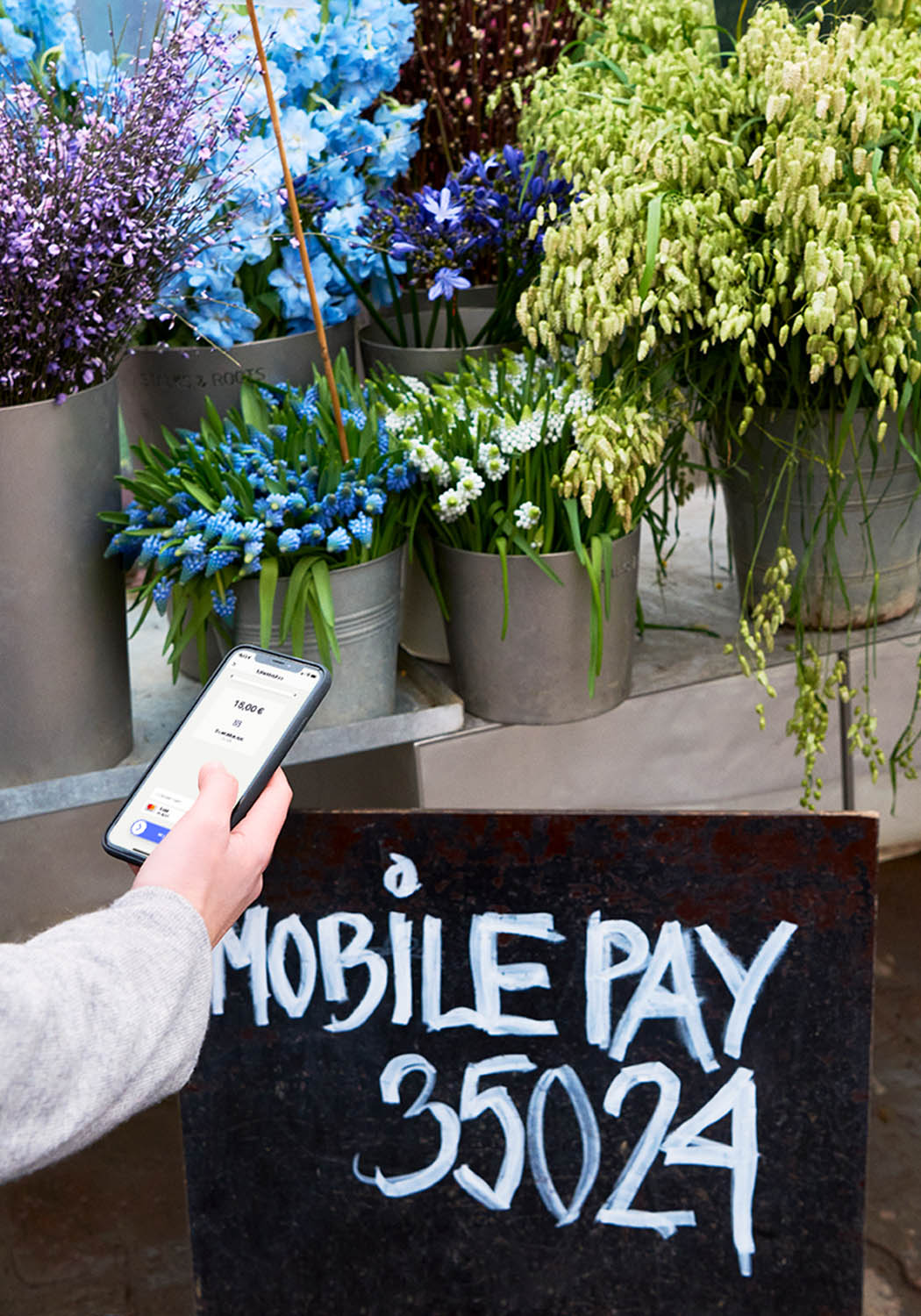 MobilePay MyShop-lyhytnumerolla maksaminen kukkakaupassa.