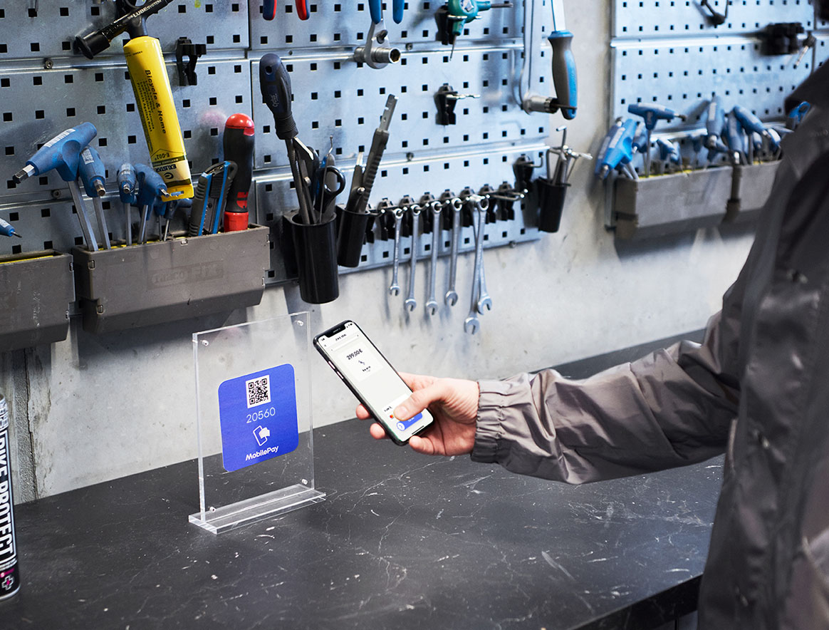 MobilePay MyShop maksaminen QR-koodilla pyöräkorjaamossa.