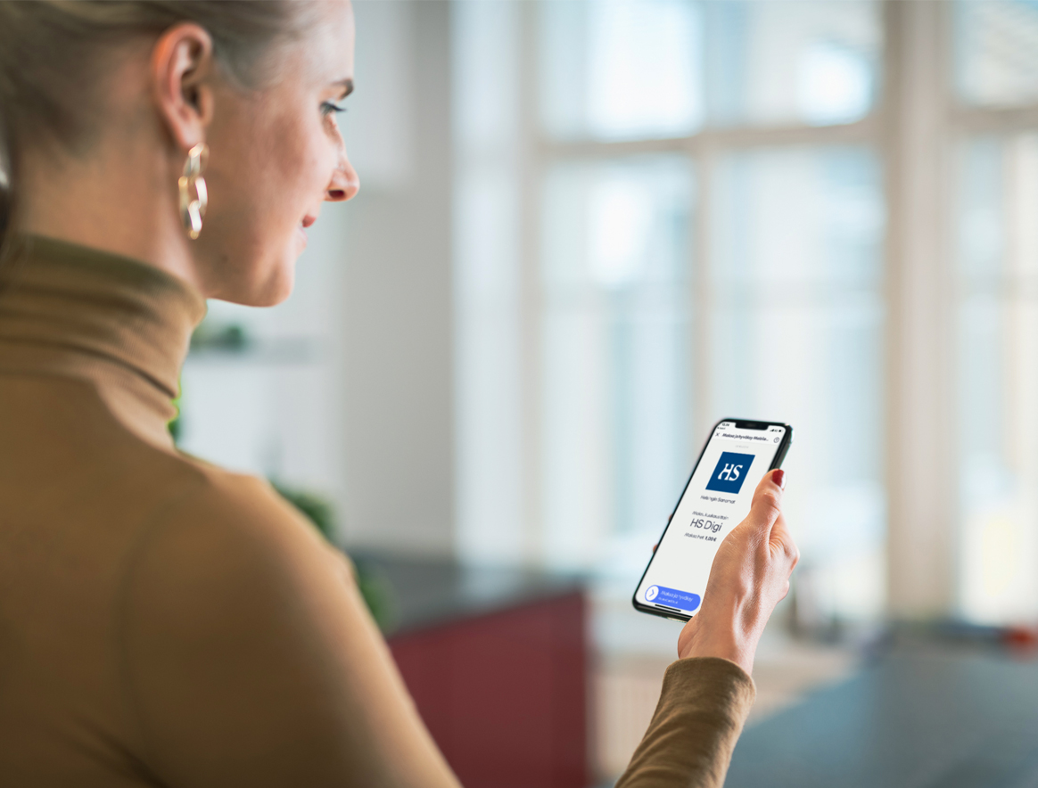 Ihminen tekemässä toistuvaa maksusuoritusta MobilePay sovelluksella