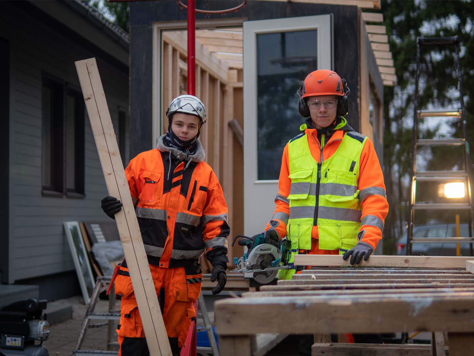 Veljekset remottihommissa