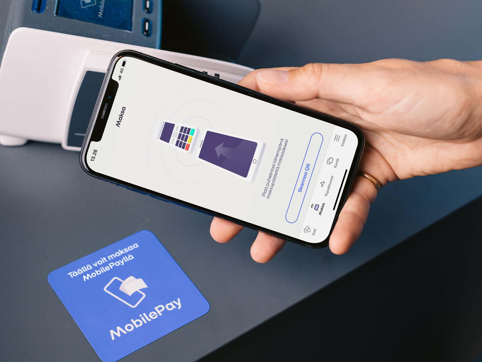 MobilePay sovellus auki maksupäätteen vieressä valmiina yhdistämään maksupäätteeseen