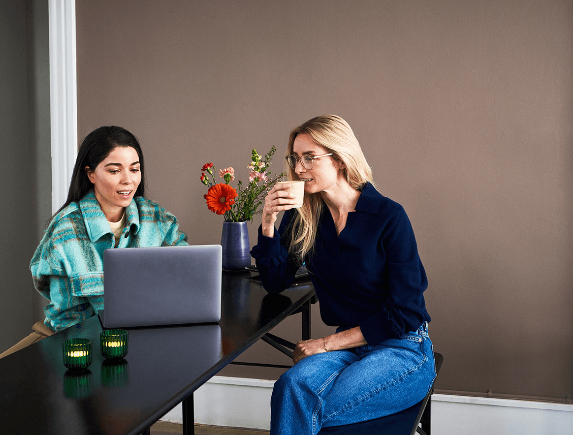 Kaksi naista kahvilla tekemässä töitä yhdessä